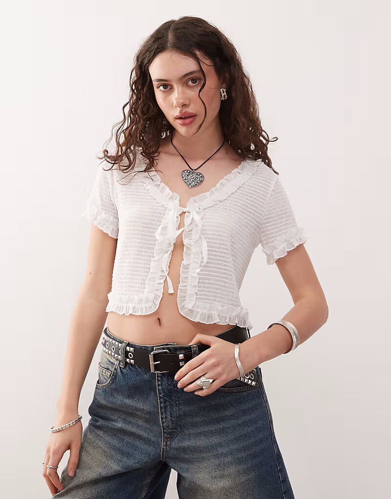 Топ COLLUSION с завязками спереди и оборками белого цвета
Топ COLLUSION с завязками спереди и оборками белого цвета