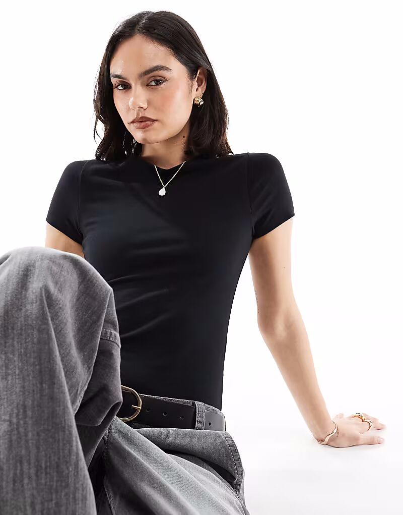 Боди-футболка New Look с круглым вырезом черного цвета 
Боди-футболка New Look с круглым вырезом черного цвета