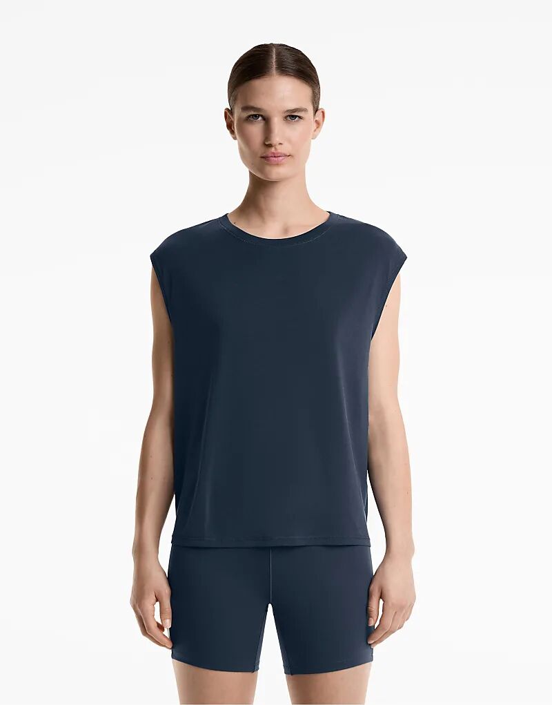 Футболка без рукавов Oysho из смеси модала темно-синего цвета
Футболка без рукавов Oysho из смеси модала темно-синего цвета