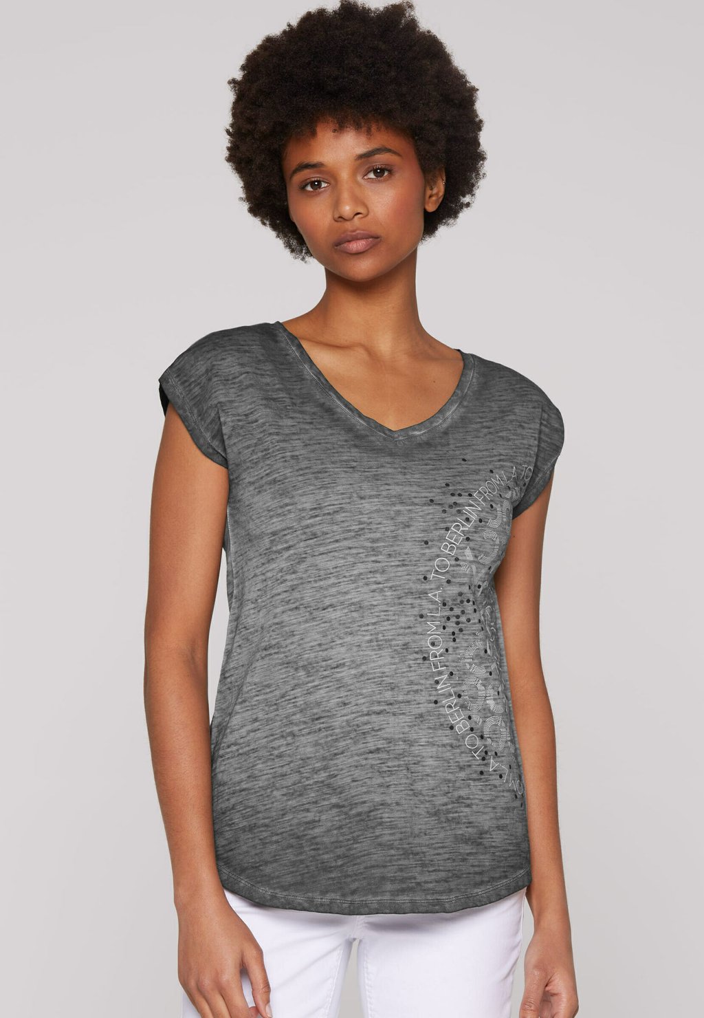 Футболка с принтом ÄRMELLOSES V-AUSSCHNITT ARTWORK Soccx, черный
Футболка с принтом ÄRMELLOSES V-AUSSCHNITT ARTWORK Soccx, черный