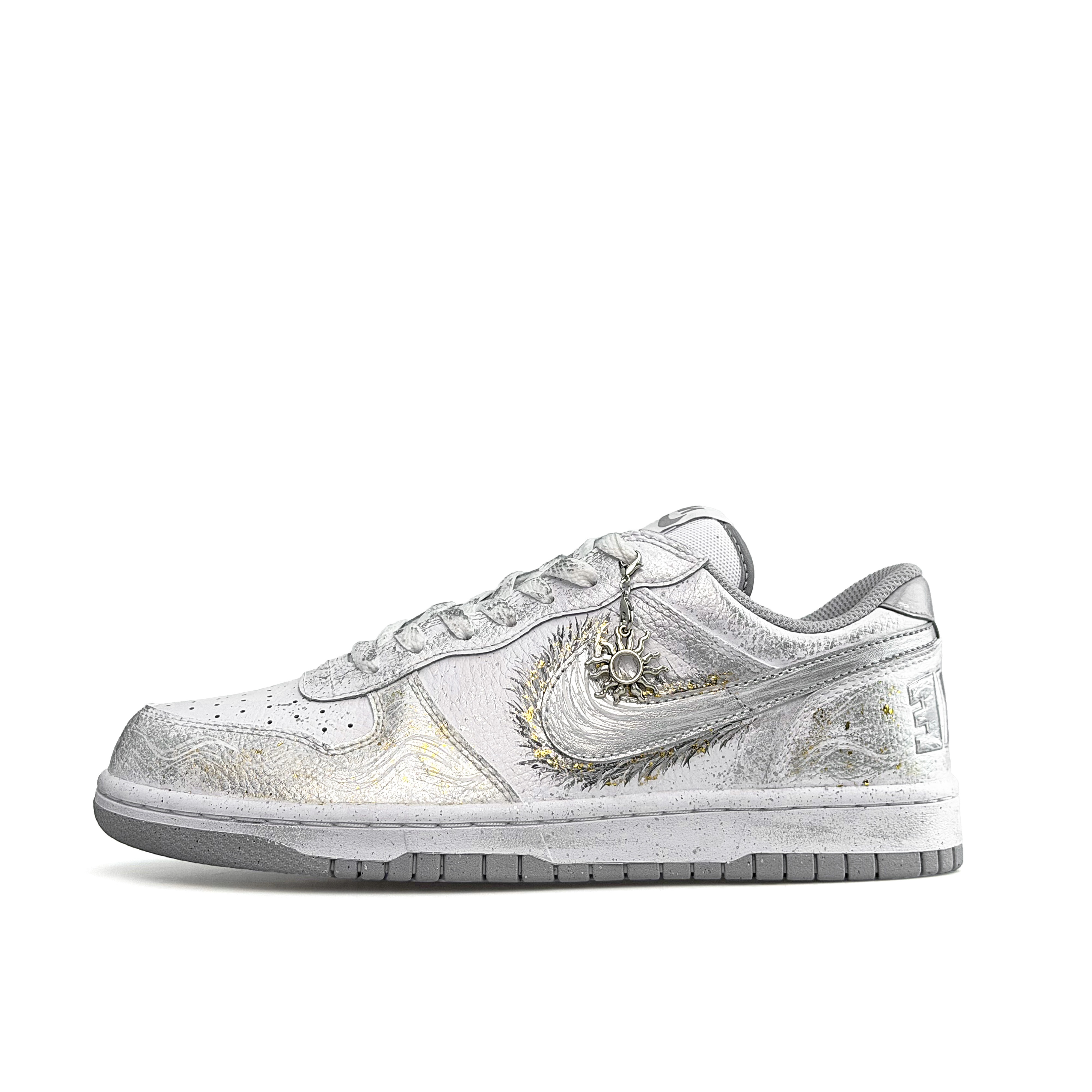 Nike Кроссовки Dunk Moon White Trace Abrasion Resistant Low top мужские белые серые серебристые
Nike Кроссовки Dunk Moon White Trace Abrasion Resistant Low top мужские белые серые серебристые