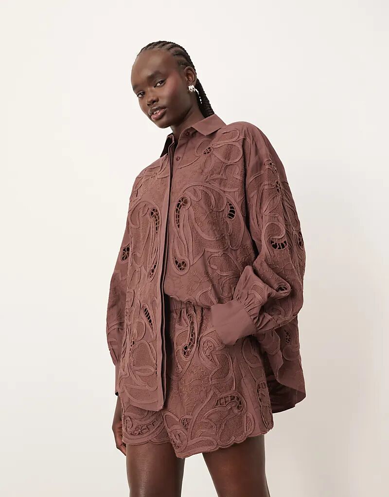 Хлопковые шорты ARRANGE с зеркальным цветочным узором и вышивкой в стиле ришелье шоколадного цвета
Хлопковые шорты ARRANGE с зеркальным цветочным узором и вышивкой в стиле ришелье шоколадного цвета