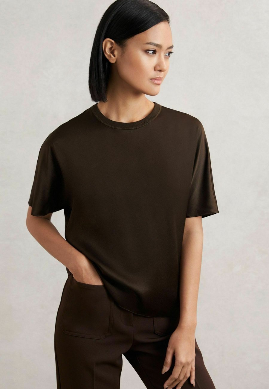 Футболка Reiss REGULAR FIT-LENA SHORT-SLEEVE , Chocolate Brown/Brown, Коричневый, Футболка Reiss REGULAR FIT-LENA SHORT-SLEEVE , Chocolate Brown/Brown
Футболка Reiss REGULAR FIT-LENA SHORT-SLEEVE , Chocolate Brown/Brown, Коричневый, Футболка Reiss REGULAR FIT-LENA SHORT-SLEEVE , Chocolate Brown/Brown