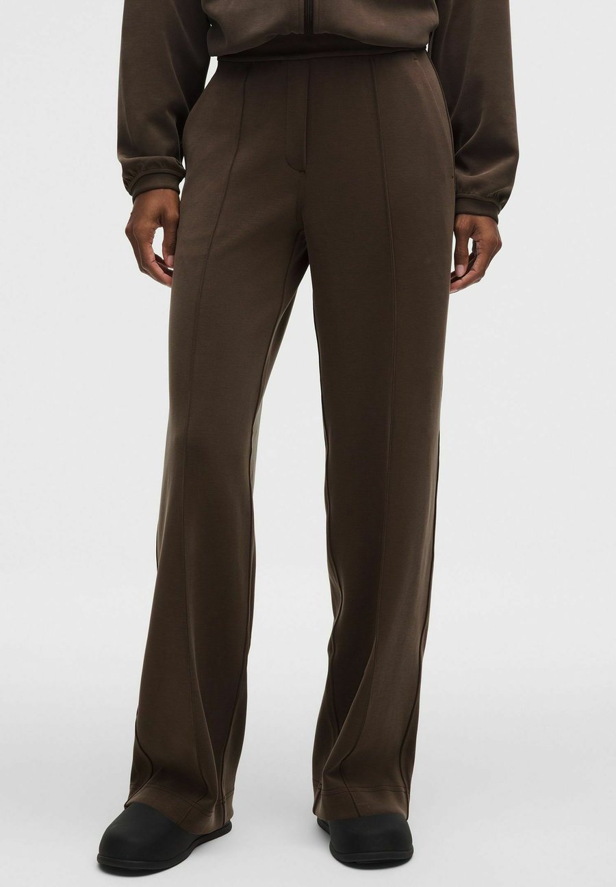 Спортивный костюм lululemon SOFTSTREME PINTUCK MID-RISE , Walnut Crunch/Brown
Спортивный костюм lululemon SOFTSTREME PINTUCK MID-RISE , Walnut Crunch/Brown