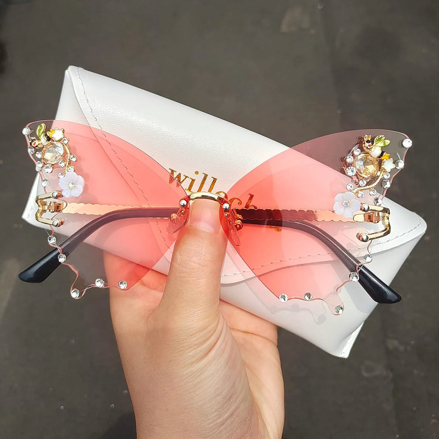 Солнцезащитные очки Willochra для женщин в форме бабочки и кошачьего глаза - модные блестящие очки с многоугольными розовыми стразами и бриллиантовой отделкой, Pink
Солнцезащитные очки Willochra для женщин в форме бабочки и кошачьего глаза - модные блестящие очки с многоугольными розовыми стразами и бриллиантовой отделкой, Pink