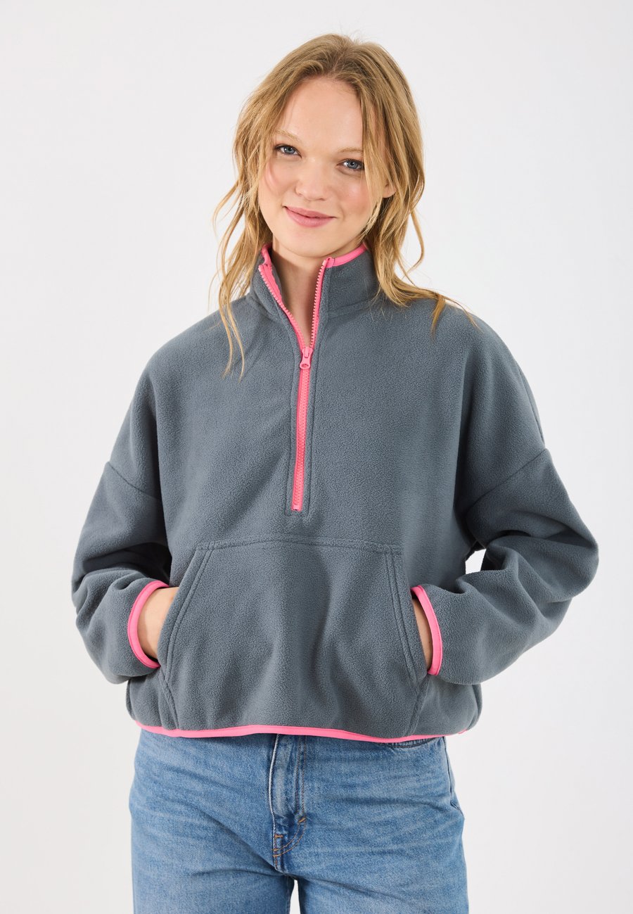 Джемпер Even&Odd Fleece jumper, 18-4214 Tcx Stormy Weather/Blue-Grey
Джемпер Even&Odd Fleece jumper, 18-4214 Tcx Stormy Weather/Blue-Grey