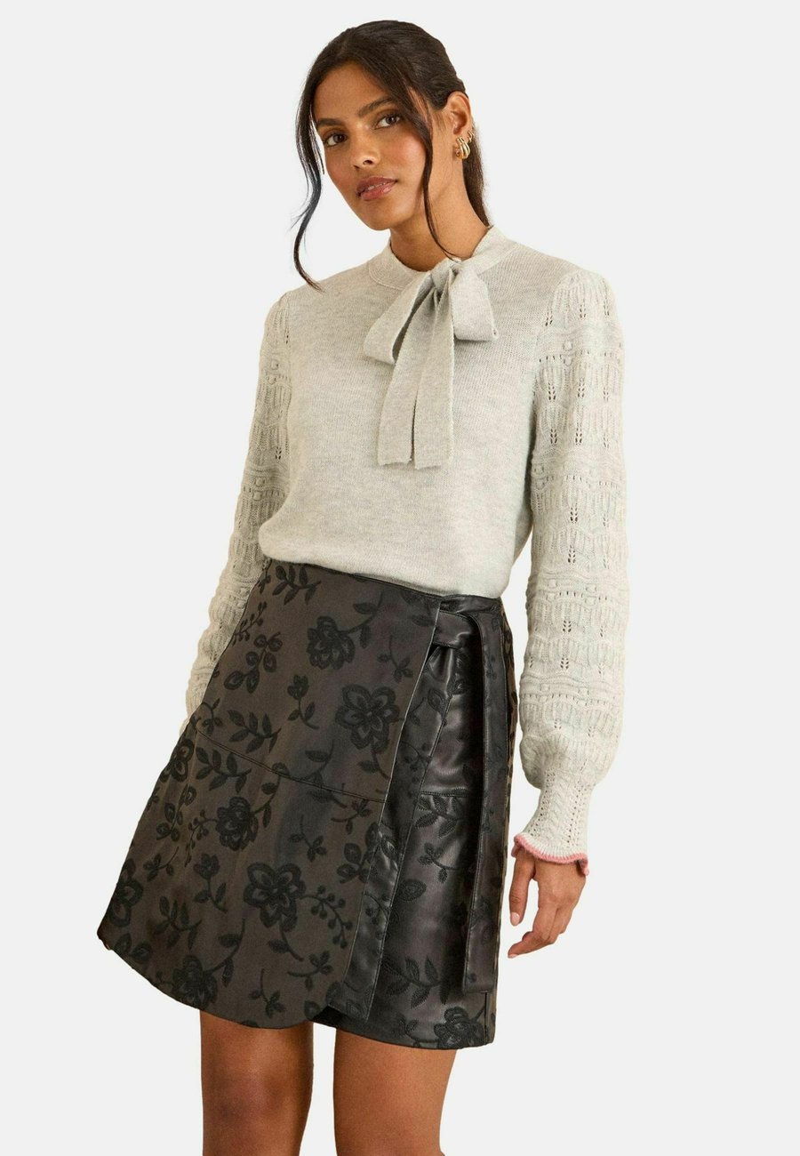 Юбка Love & Roses REGULAR FIT , Black Floral Embroidered/Mottled Black
Юбка Love & Roses REGULAR FIT , Black Floral Embroidered/Mottled Black