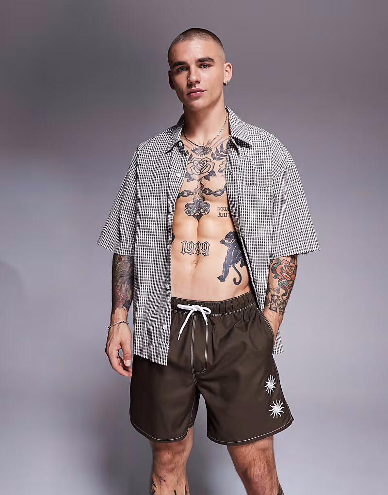 Плавки-шорты ASOS DESIGN средней длины с вышитым солнцем коричневого цвета
Плавки-шорты ASOS DESIGN средней длины с вышитым солнцем коричневого цвета