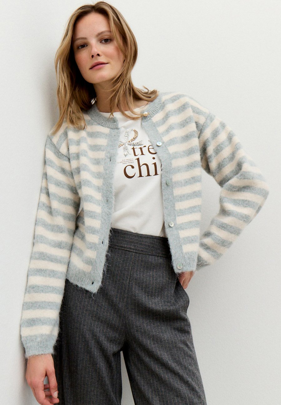 Кардиган More & More KURZE FLAUSCH, Knit Stripes Silvergey/Offwhite/White
Кардиган More & More KURZE FLAUSCH, Knit Stripes Silvergey/Offwhite/White