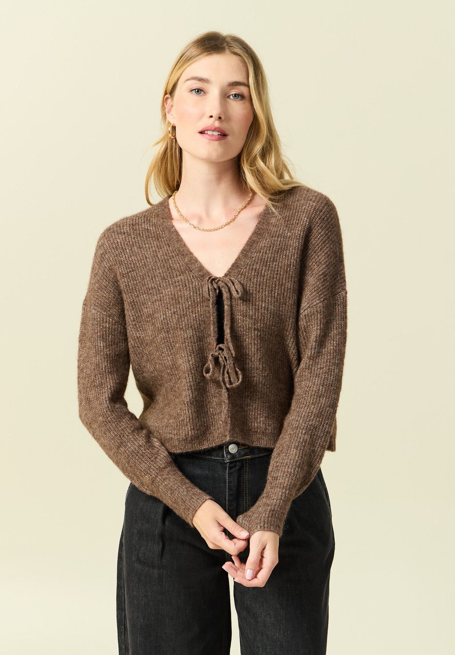 Кардиган BONOBO Jeans MIT V-AUSSCHNITT UND KNOTEN, Marron/Brown
Кардиган BONOBO Jeans MIT V-AUSSCHNITT UND KNOTEN, Marron/Brown