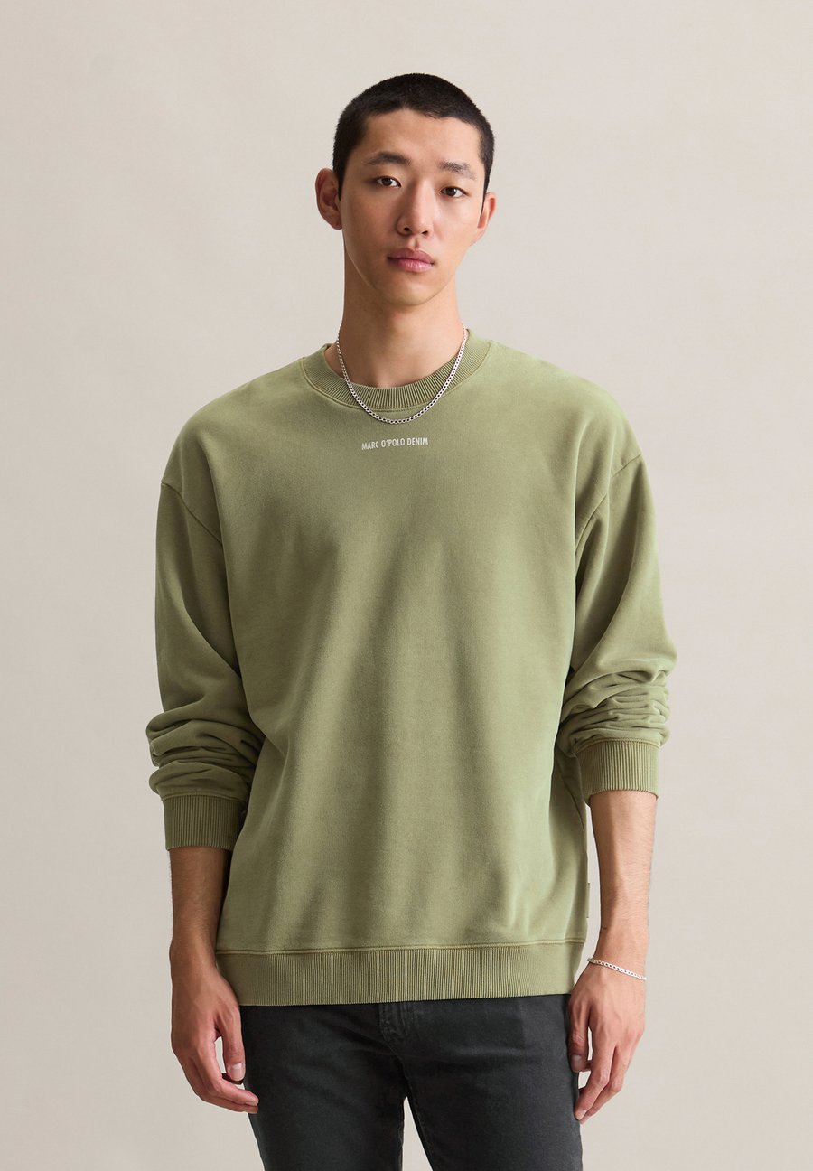 Толстовка Marc O'Polo DENIM CREW NECK, Oak Ash/Dark Green
Толстовка Marc O'Polo DENIM CREW NECK, Oak Ash/Dark Green