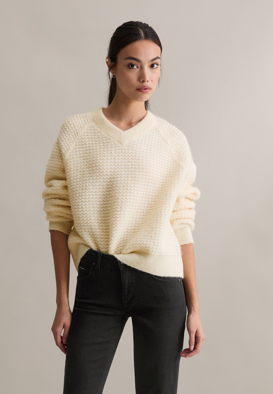 Джемпер Marc O'Polo DENIM LONGSLEEVE V NECK RAGLAN, White Blush/Off-White
Джемпер Marc O'Polo DENIM LONGSLEEVE V NECK RAGLAN, White Blush/Off-White