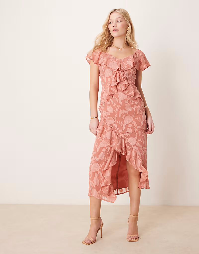 Платье мидакси Pretty Lavish из жаккарда с оборками терракотового цвета
Платье мидакси Pretty Lavish из жаккарда с оборками терракотового цвета