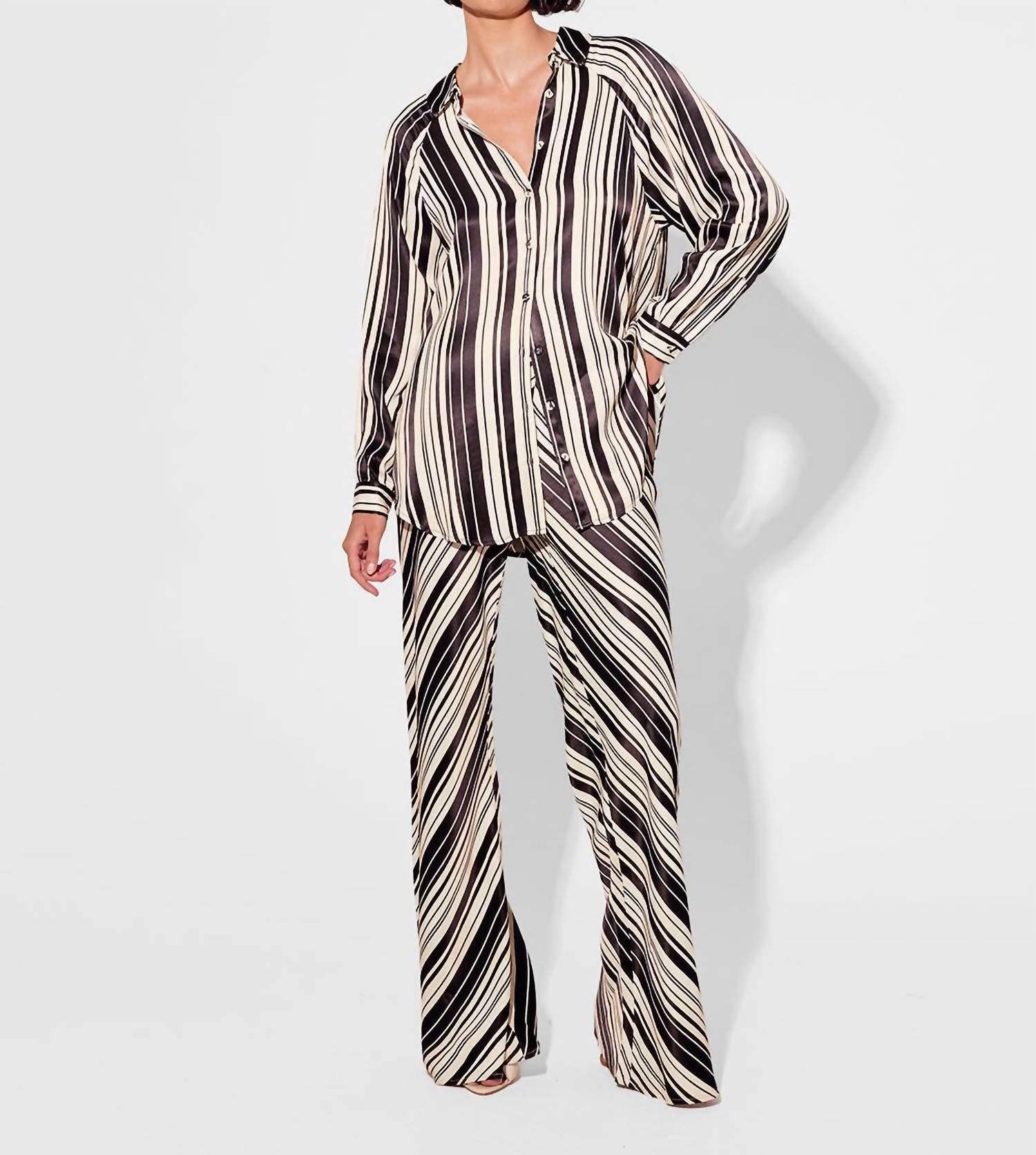 Рубашка Sara в черно-белом цвете KIVARI
Рубашка Sara в черно-белом цвете KIVARI