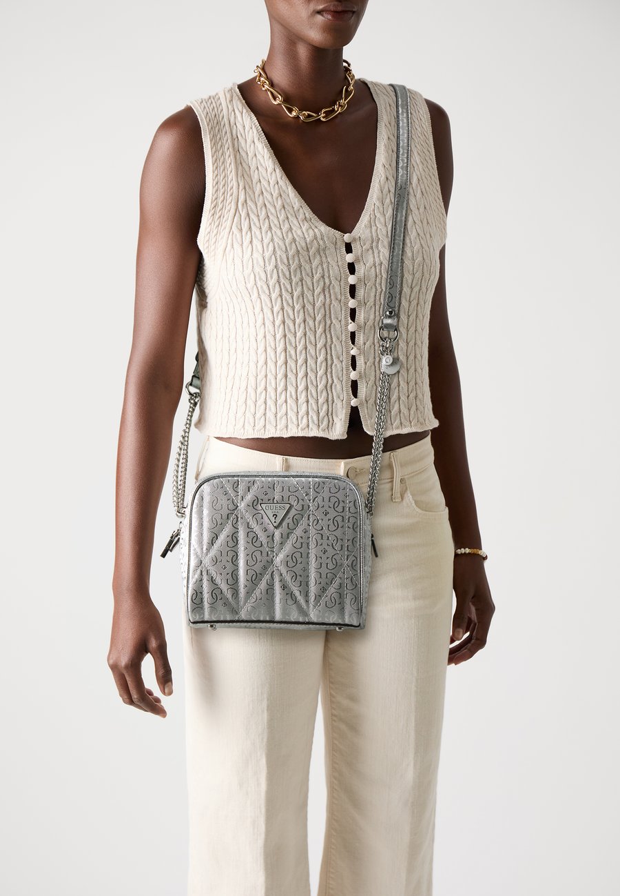Сумка кросс-боди Guess ALDINA CAMERA CROSSBODY, Silver-Coloured
Сумка кросс-боди Guess ALDINA CAMERA CROSSBODY, Silver-Coloured