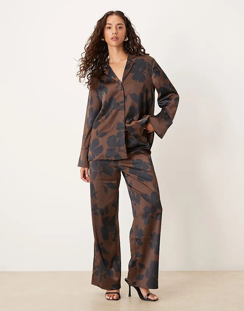 Брюки Pretty Lavish с широкими штанинами и шоколадным абстрактным принтом
Брюки Pretty Lavish с широкими штанинами и шоколадным абстрактным принтом