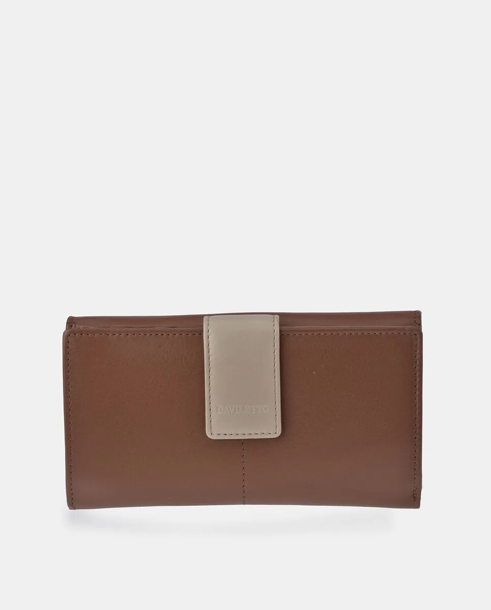 Большой женский кошелек DAVILETTO из кожи черного и красного цветов, светло-коричневый
Большой женский кошелек DAVILETTO из кожи черного и красного цветов, светло-коричневый