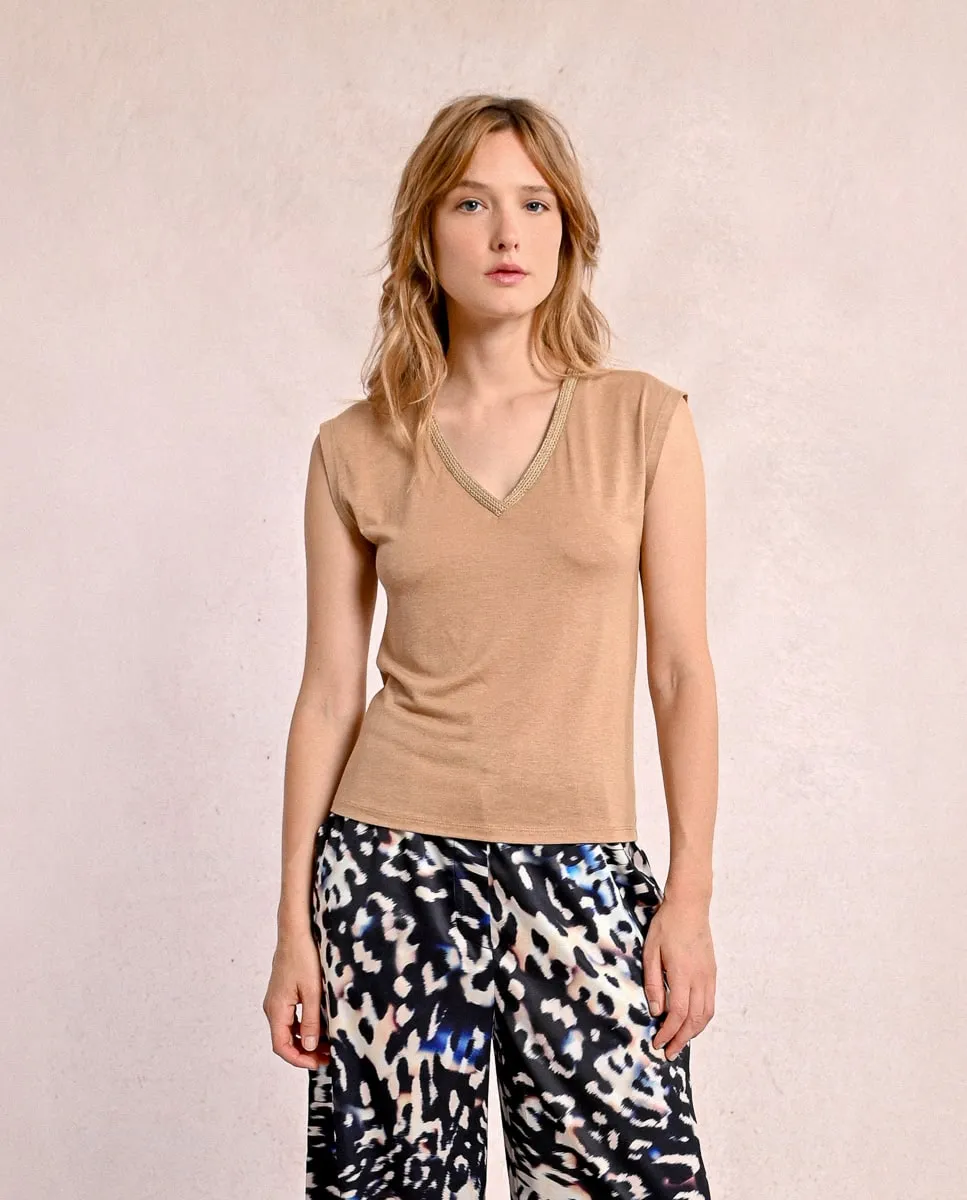 Женская футболка с V-образным вырезом и отделкой Molly Bracken, бежевый
Женская футболка с V-образным вырезом и отделкой Molly Bracken, бежевый