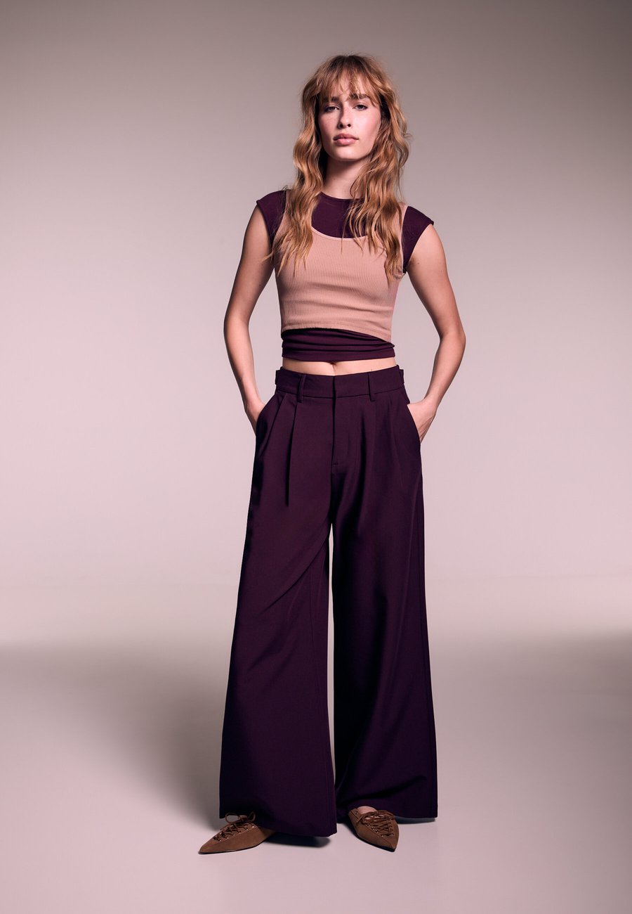 Брюки Stradivarius SUPER ADJUSTABLE, Dark Red
Брюки Stradivarius SUPER ADJUSTABLE, Dark Red