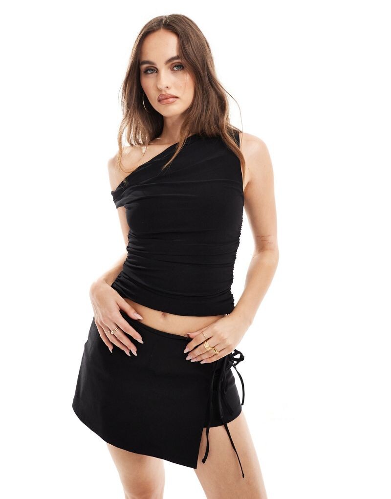 Missy Empire – черный волнистый топ с открытыми плечами Missyempire
Missy Empire – черный волнистый топ с открытыми плечами Missyempire