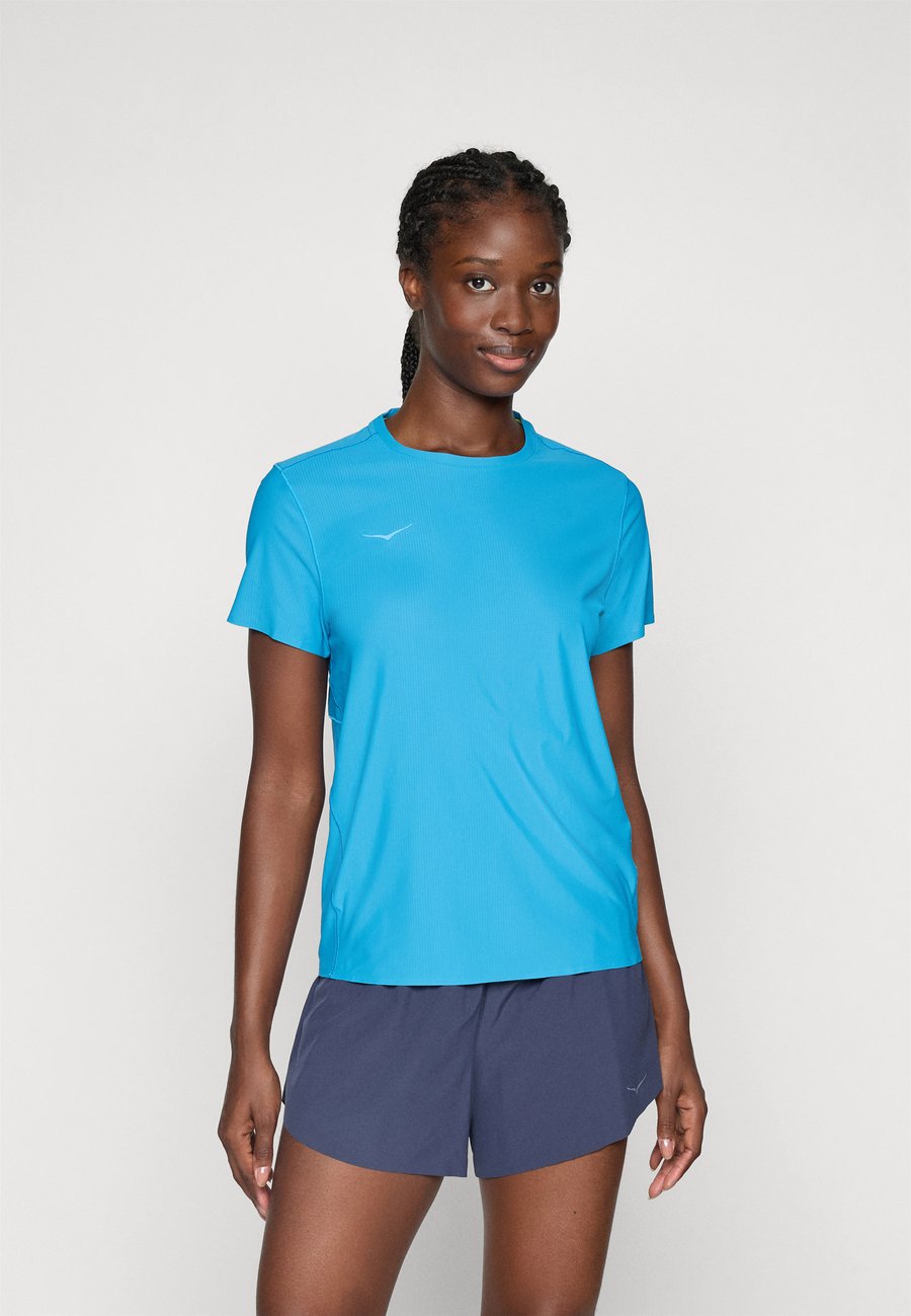 Футболка HOKA AIROLITE SHORT SLEEVE, Blue, Синий, Футболка HOKA AIROLITE SHORT SLEEVE, Blue
Футболка HOKA AIROLITE SHORT SLEEVE, Blue, Синий, Футболка HOKA AIROLITE SHORT SLEEVE, Blue