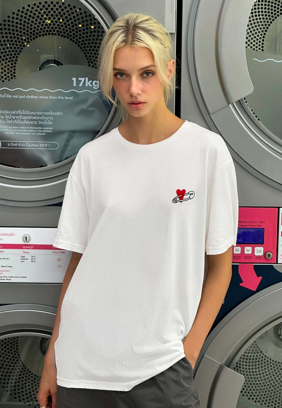 Футболка Mira Paris COEUR PINS PRINT HEAVYWEIGHT, White, Белый, Футболка Mira Paris COEUR PINS PRINT HEAVYWEIGHT, White
Футболка Mira Paris COEUR PINS PRINT HEAVYWEIGHT, White, Белый, Футболка Mira Paris COEUR PINS PRINT HEAVYWEIGHT, White