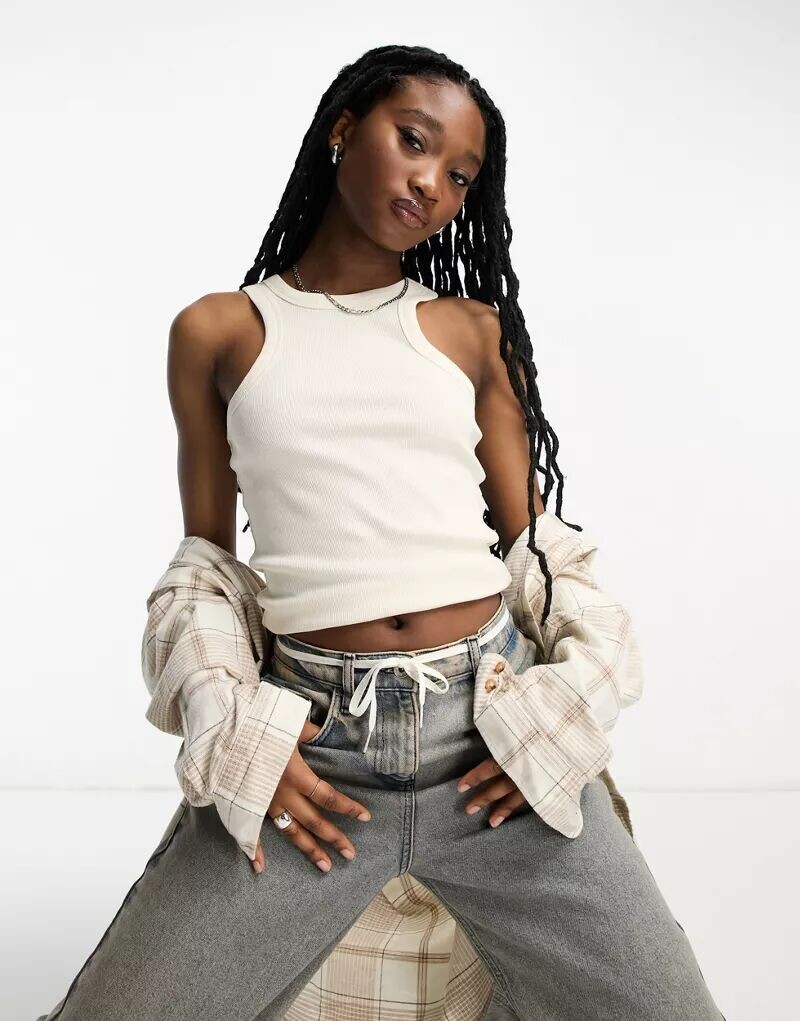 Кремово-белая майка с воротником-борцовкой Noisy May
Кремово-белая майка с воротником-борцовкой Noisy May