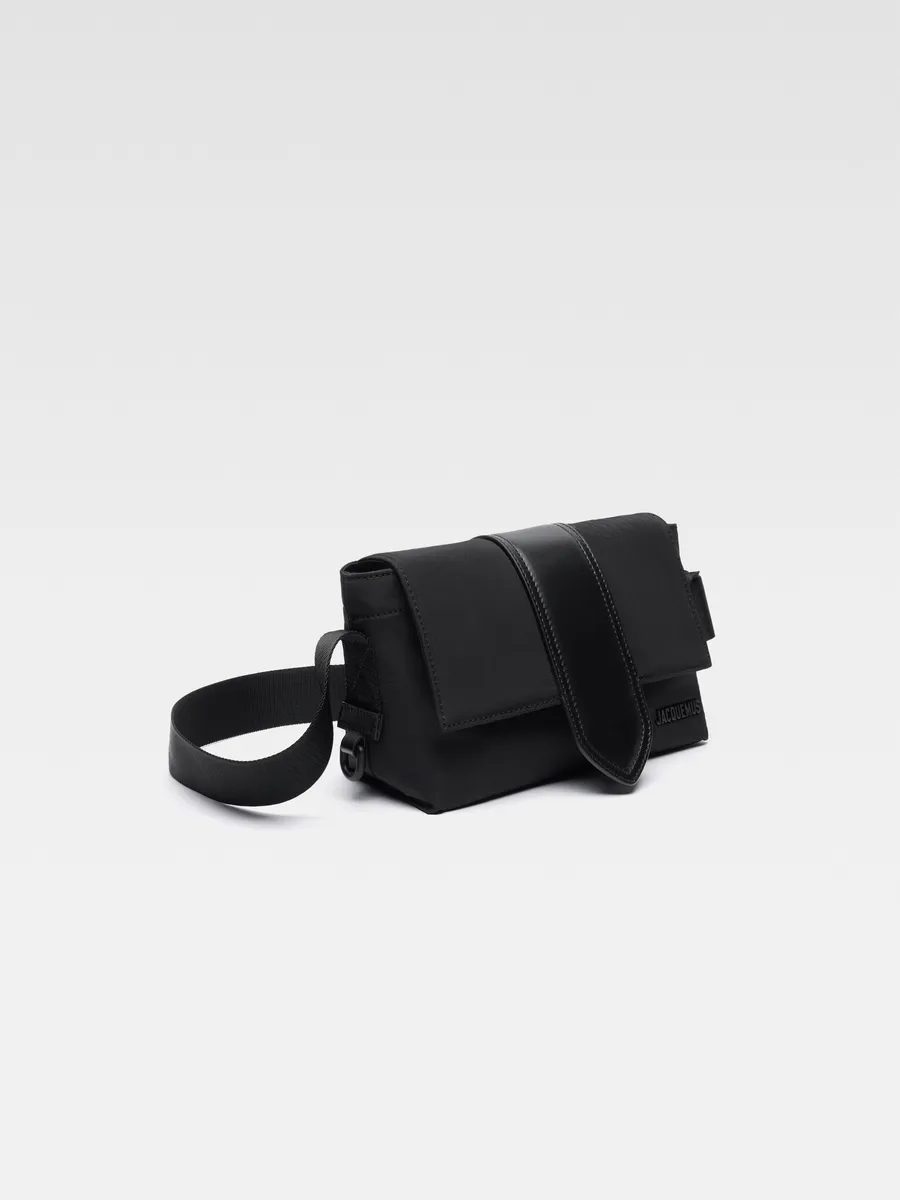 Небольшая сумка-мессенджер из нейлона Le petit Messenger Bambino Jacquemus, черный
Небольшая сумка-мессенджер из нейлона Le petit Messenger Bambino Jacquemus, черный