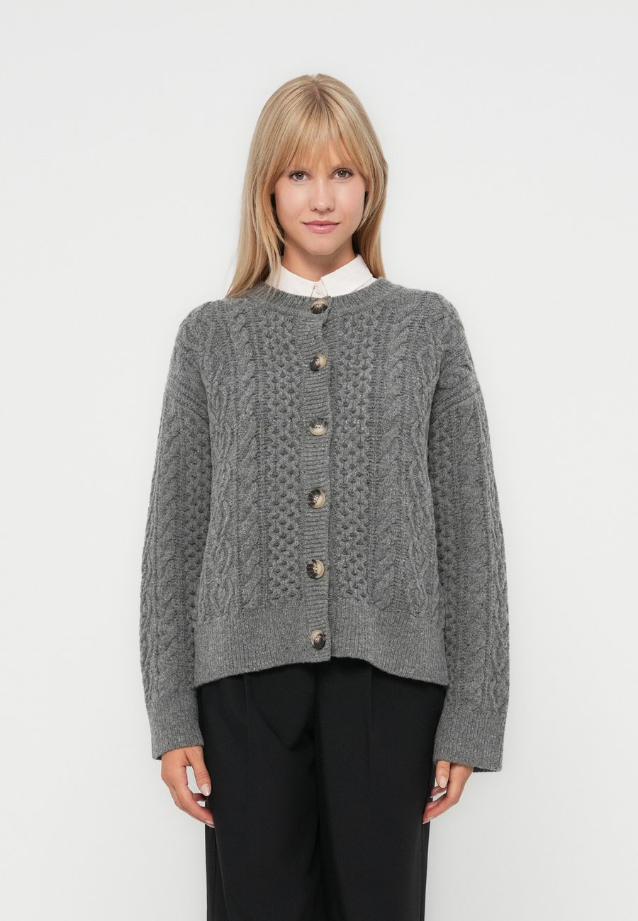 Кардиган Selected Femme SLFNELLY O NECK, Medium Grey/Grey
Кардиган Selected Femme SLFNELLY O NECK, Medium Grey/Grey