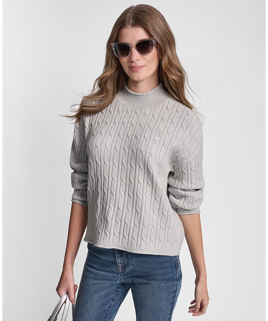 Женский свитер с высоким воротником и приспущенными плечами, узором косичка DKNY Jeans, Sky Grey Heather/Silver
Женский свитер с высоким воротником и приспущенными плечами, узором косичка DKNY Jeans, Sky Grey Heather/Silver