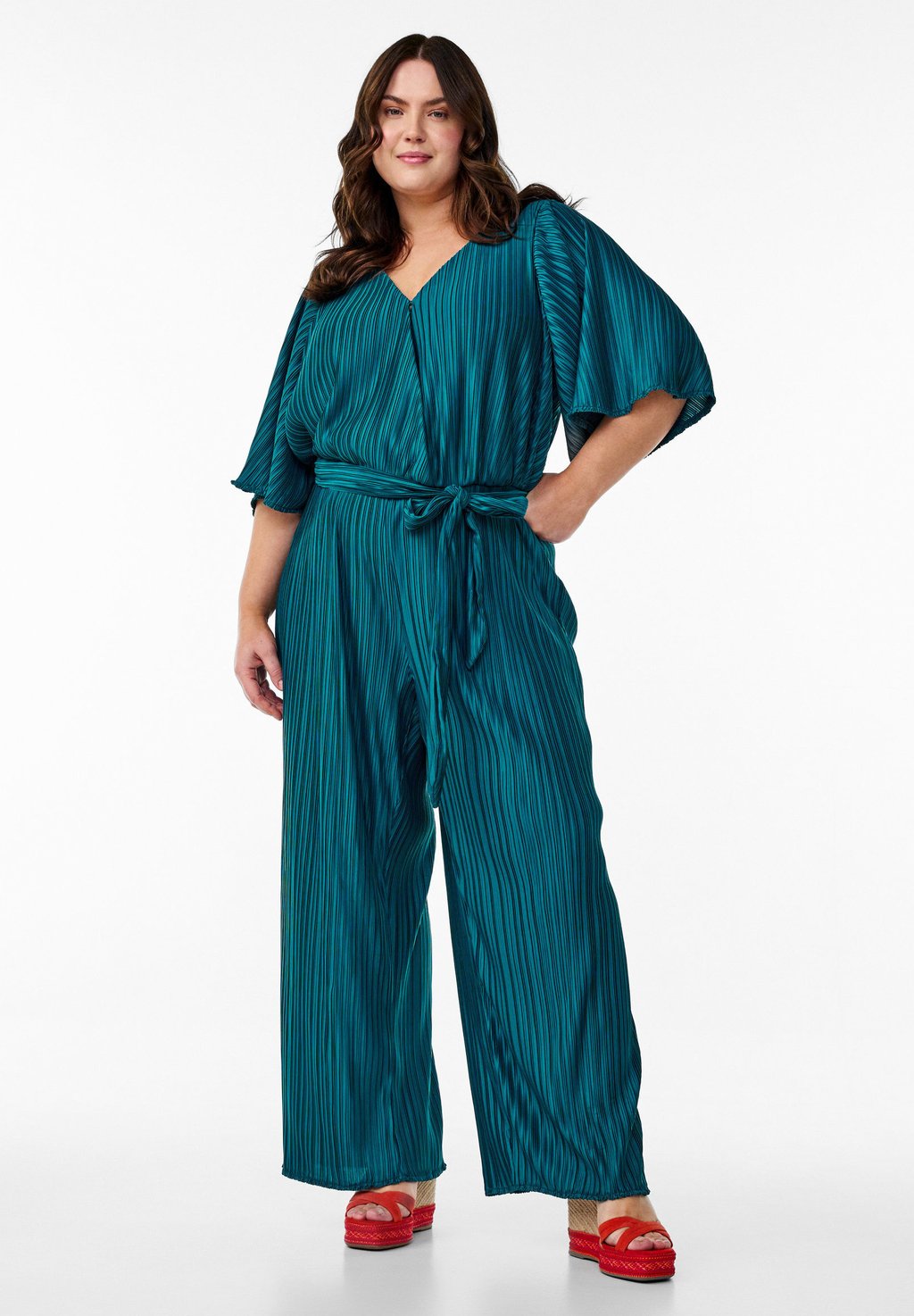 Комбинезон MIT FALTEN BINDEDETAIL UND WEITEN ÄRMELN Zizzi, цвет Atlantic Deep
Комбинезон MIT FALTEN BINDEDETAIL UND WEITEN ÄRMELN Zizzi, цвет Atlantic Deep