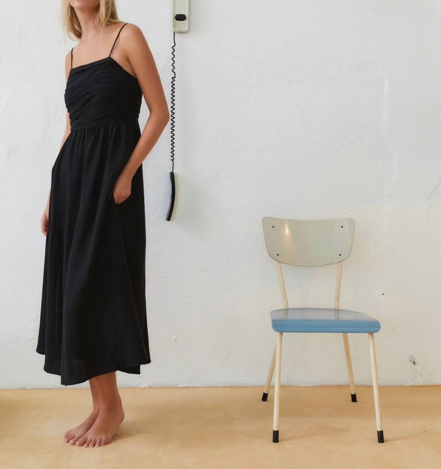 Платье миди Bel-Air в черном цвете The New Society
Платье миди Bel-Air в черном цвете The New Society