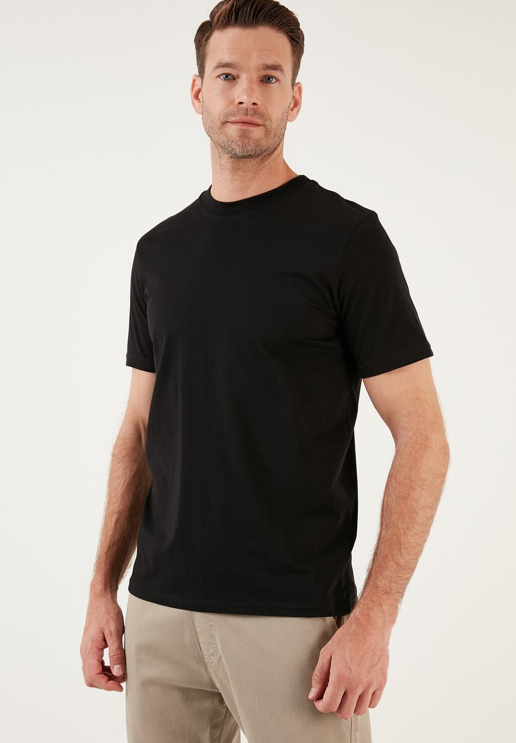 Футболка базовая Regular Fit Buratti, черная
Футболка базовая Regular Fit Buratti, черная