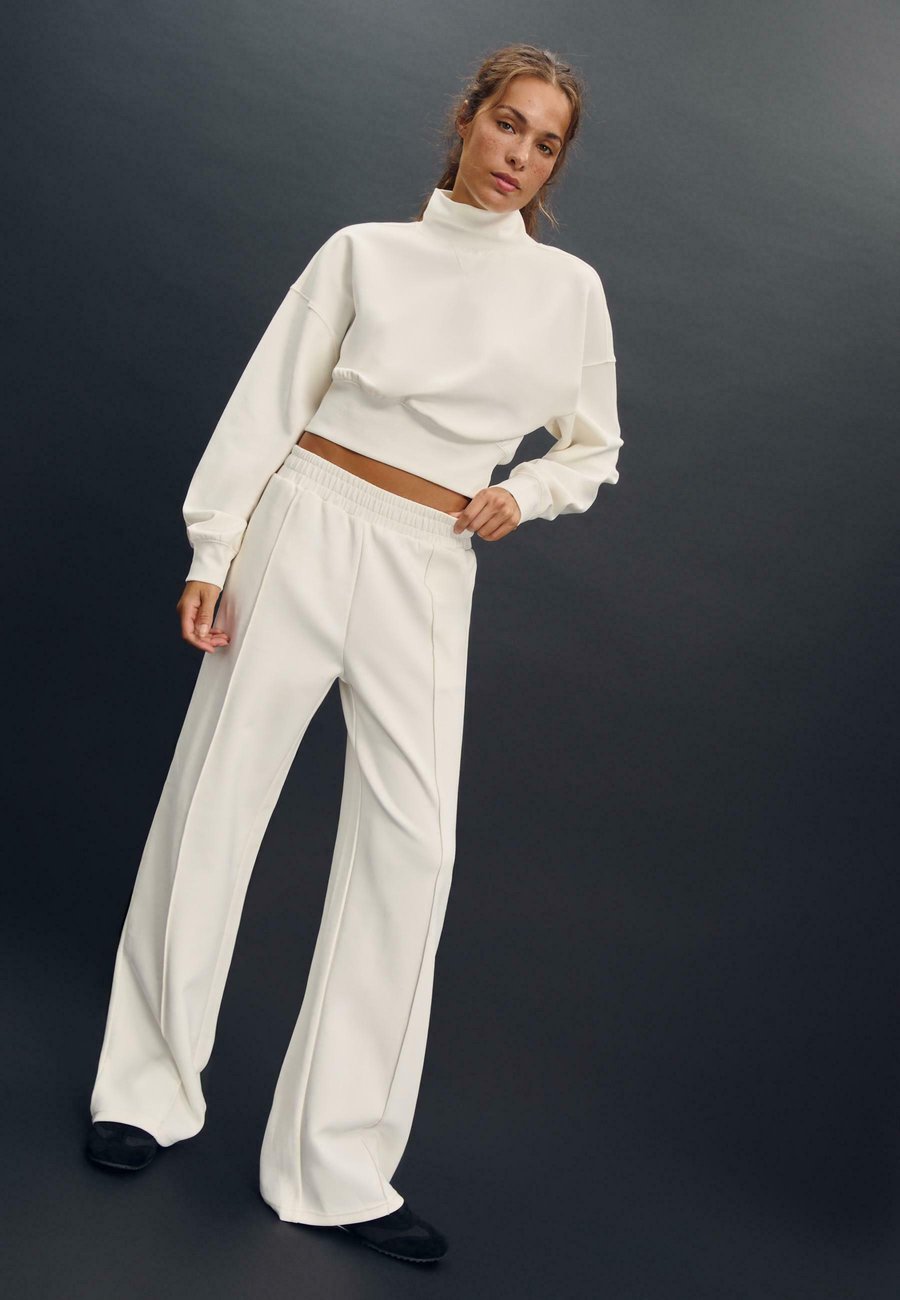 Толстовка Stradivarius INTERLOCK HIGH NECK, White
Толстовка Stradivarius INTERLOCK HIGH NECK, White