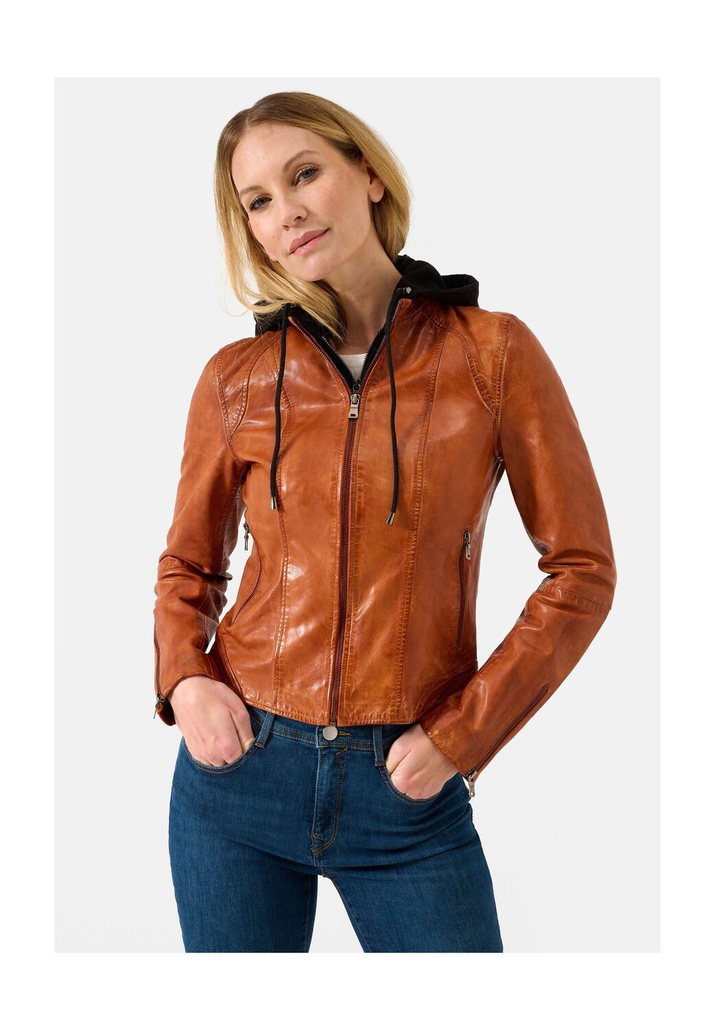 Женская кожаная куртка Далия со съемным капюшоном RICANO, цвет Cognac
Женская кожаная куртка Далия со съемным капюшоном RICANO, цвет Cognac