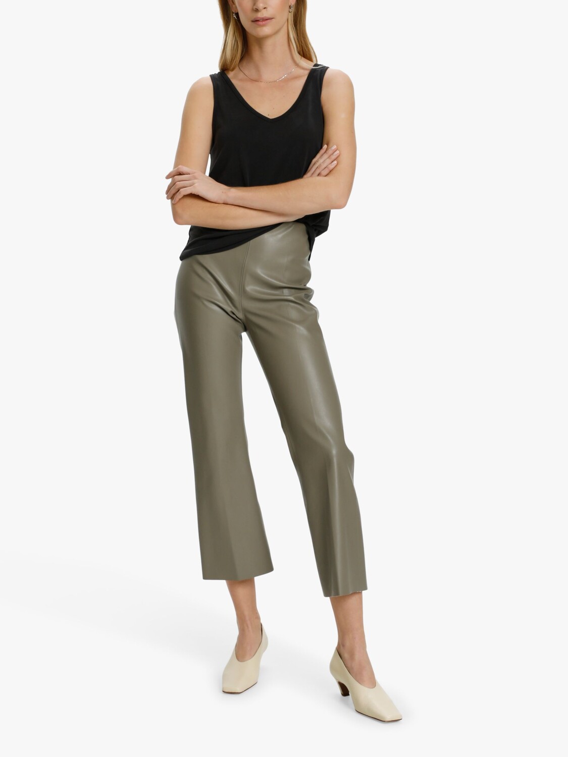 Майка Soaked In Luxury Columbine с V-образным вырезом, черная
Майка Soaked In Luxury Columbine с V-образным вырезом, черная