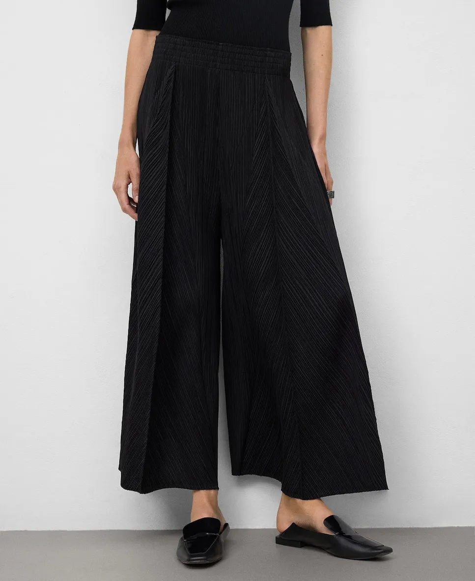 Женские брюки палаццо из смятой ткани черного цвета Adolfo Dominguez
Женские брюки палаццо из смятой ткани черного цвета Adolfo Dominguez