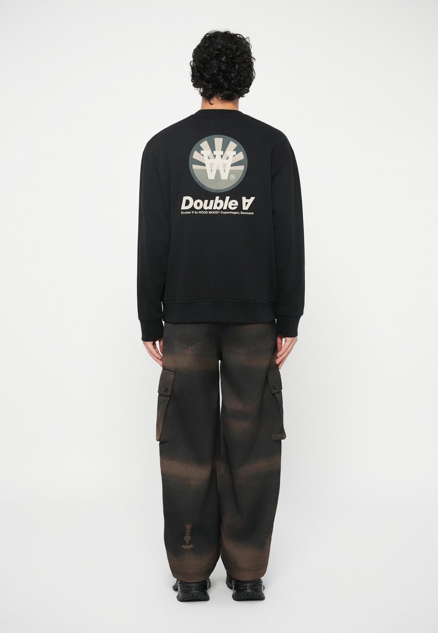 Толстовка DOUBLE A BY W.W. JAMES CREW NECK DOUBLE SUN UNISEX, Black, Черный, Толстовка DOUBLE A BY W.W. JAMES CREW NECK DOUBLE SUN UNISEX, Black
Толстовка DOUBLE A BY W.W. JAMES CREW NECK DOUBLE SUN UNISEX, Black, Черный, Толстовка DOUBLE A BY W.W. JAMES CREW NECK DOUBLE SUN UNISEX, Black