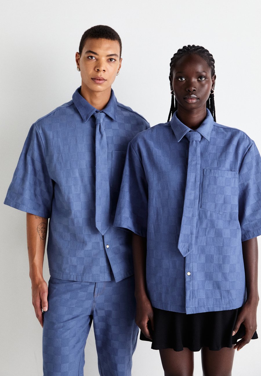 Блуза Sister Jane CABIN EMBOSSED BOXY UNISEX, Blue
Блуза Sister Jane CABIN EMBOSSED BOXY UNISEX, Blue