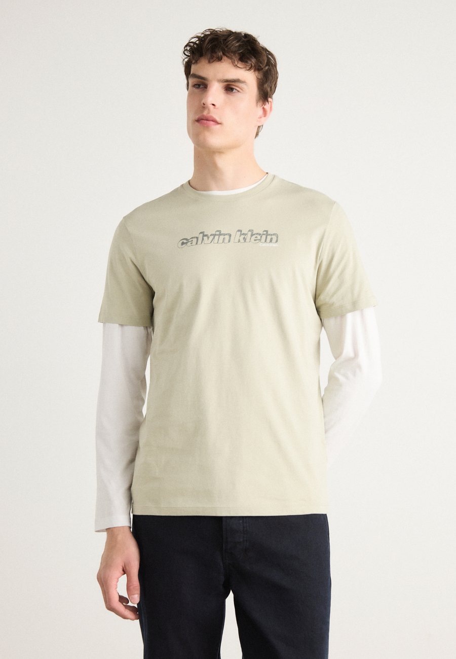 Футболка Calvin Klein Jeans Print T-shirt, Moss Gray/Grey, Серый, Футболка Calvin Klein Jeans Print T-shirt, Moss Gray/Grey
Футболка Calvin Klein Jeans Print T-shirt, Moss Gray/Grey, Серый, Футболка Calvin Klein Jeans Print T-shirt, Moss Gray/Grey