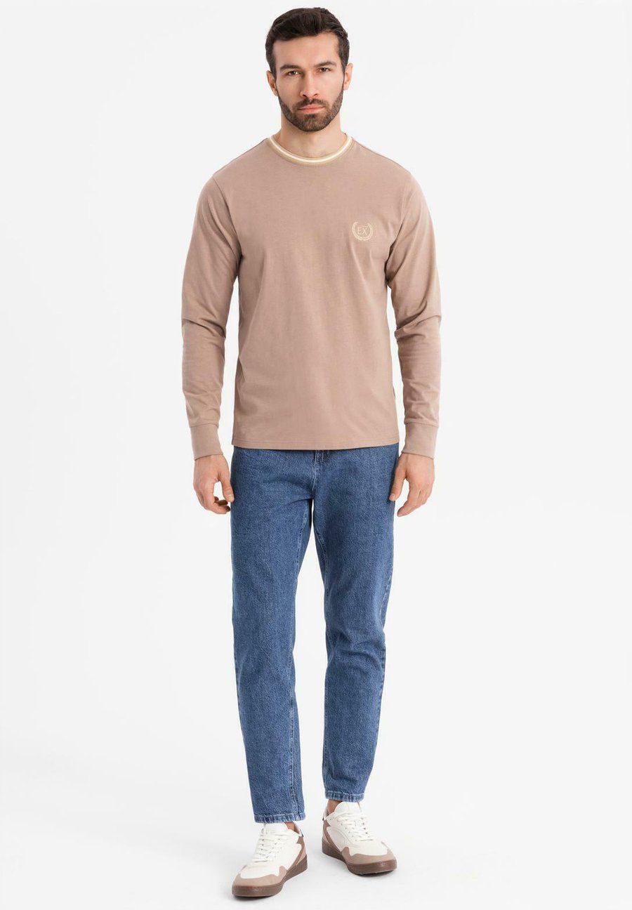 Топ Ombre SET OF 3, Black/Olive/Bronze/Black
Топ Ombre SET OF 3, Black/Olive/Bronze/Black