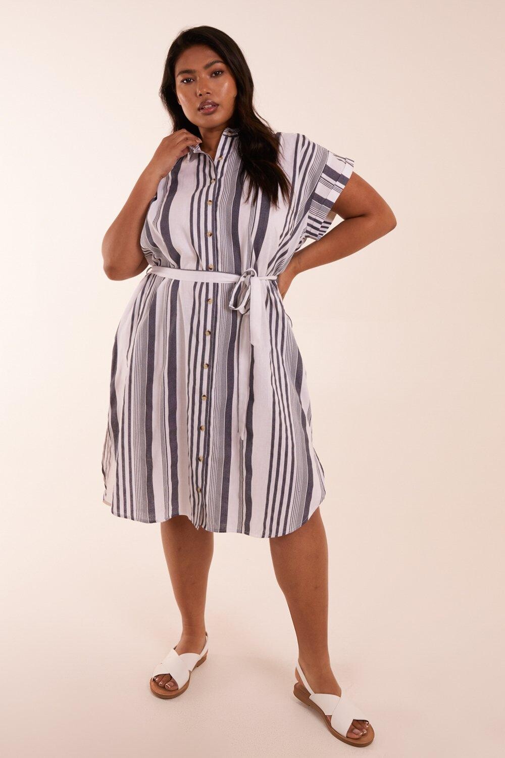 Платье-рубашка на пуговицах спереди в изогнутую полоску Blue Vanilla, белый
Платье-рубашка на пуговицах спереди в изогнутую полоску Blue Vanilla, белый