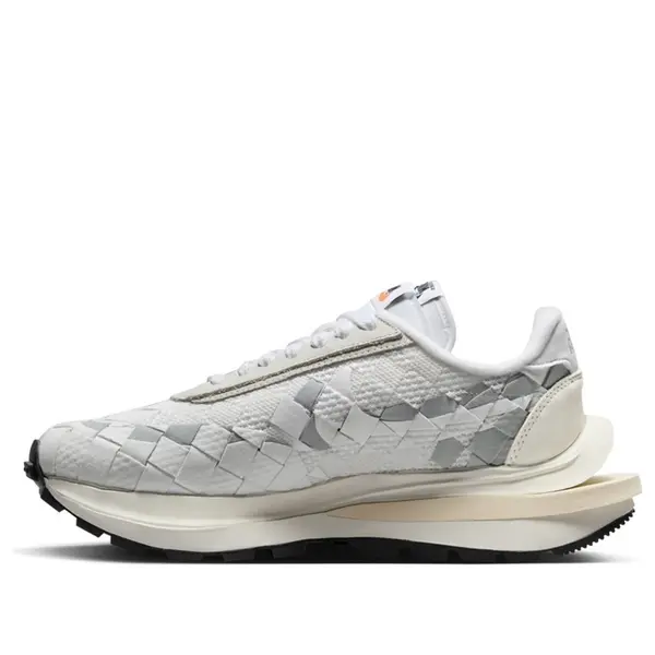 Кроссовки x sacai x jean paul gaultier vaporwaffle 'white sail' Nike, белый
Кроссовки x sacai x jean paul gaultier vaporwaffle 'white sail' Nike, белый