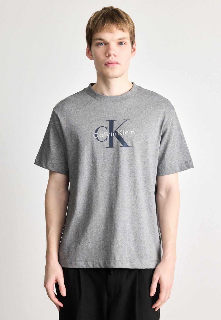 Футболка Calvin Klein Jeans HERO MONOLOGO TEE 20S, Medium Grey Heather/Grey, Серый, Футболка Calvin Klein Jeans HERO MONOLOGO TEE 20S, Medium Grey Heather/Grey
Футболка Calvin Klein Jeans HERO MONOLOGO TEE 20S, Medium Grey Heather/Grey, Серый, Футболка Calvin Klein Jeans HERO MONOLOGO TEE 20S, Medium Grey Heather/Grey
