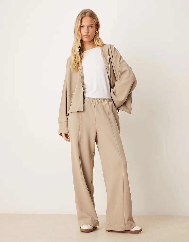 Широкие спортивные брюки ASOS DESIGN цвета хаки
Широкие спортивные брюки ASOS DESIGN цвета хаки