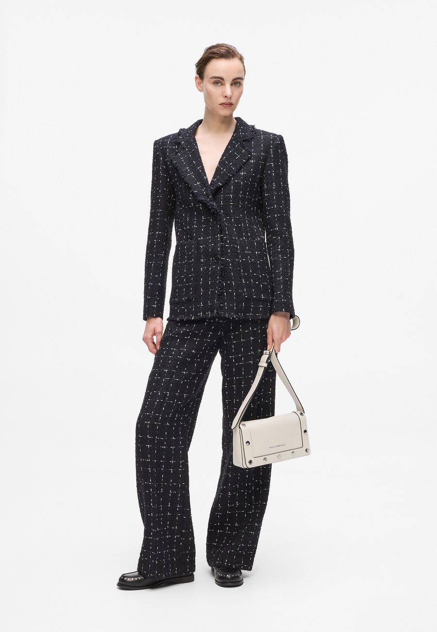 Сумка кросс-боди KARL LAGERFELD ROCKY MARAIS, Cement/Off-White
Сумка кросс-боди KARL LAGERFELD ROCKY MARAIS, Cement/Off-White