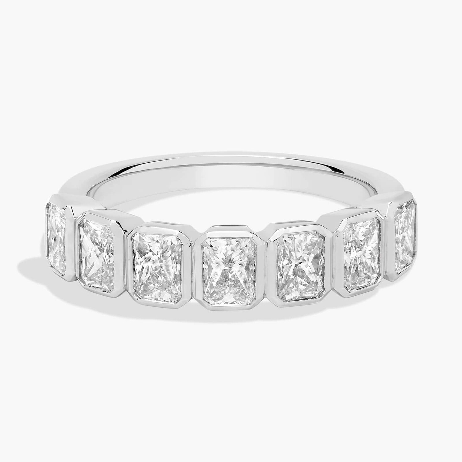 Кольцо на годовщину с 7 бриллиантами в оправе Radiant из 14-каратного белого золота (1 5/8 карата) Blue Nile