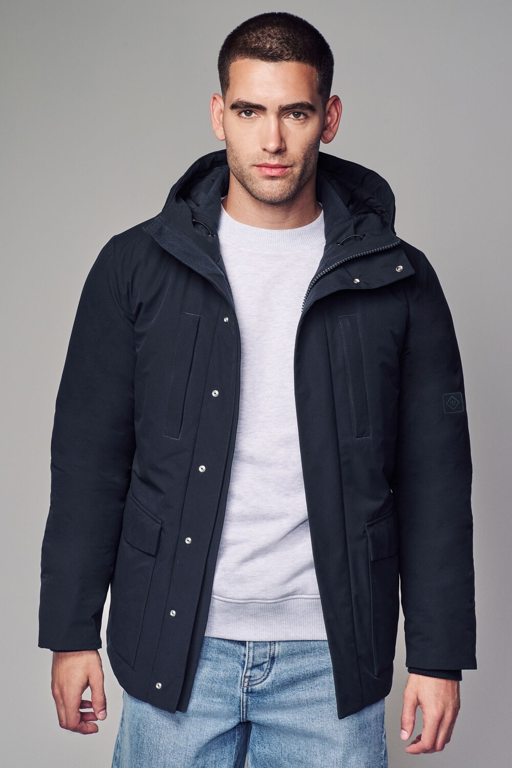 Куртка с капюшоном и 4 карманами на подкладке из материала Borg, устойчивая к воздействию дождя Next, синий
Куртка с капюшоном и 4 карманами на подкладке из материала Borg, устойчивая к воздействию дождя Next, синий