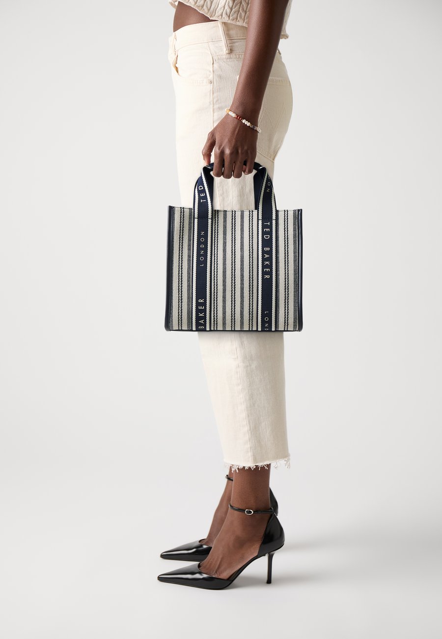 Сумка Ted Baker HARLLEE STRIPED SMALL CROSSBODY BAG, Navy/Blue
Сумка Ted Baker HARLLEE STRIPED SMALL CROSSBODY BAG, Navy/Blue