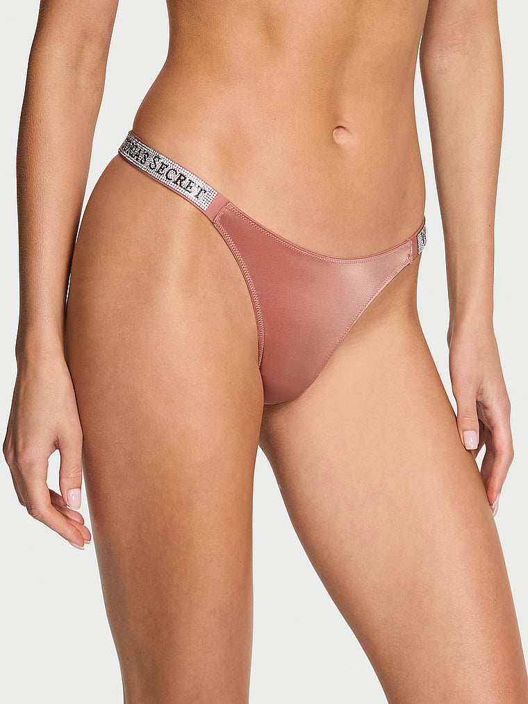 Блестящие трусики-стринги с ремешком Very Sexy, shine strap desert blush
Блестящие трусики-стринги с ремешком Very Sexy, shine strap desert blush